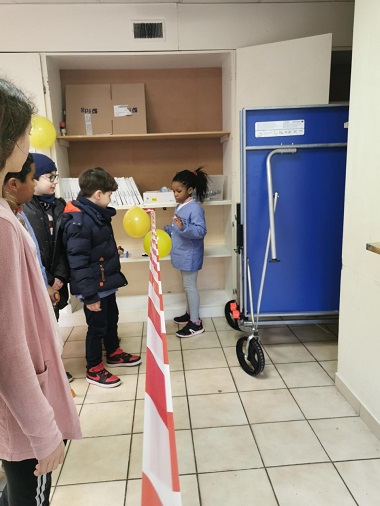 2 LA VOITURE A PROPULSION 1.jpg